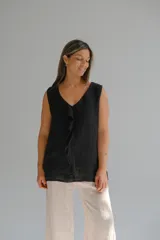 Musculosa negra sin mangas confeccionada en lino italiano, con escote en V y volado frontal.