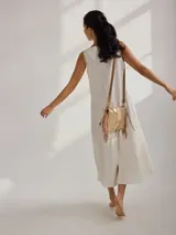 Vestido midi rojo de lino, sin mangas y con cuello redondo.