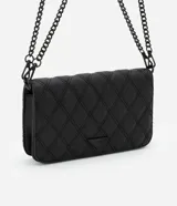 Cartera bandolera pequeña de poliuretano color negro con textura capitoneada, correa de cadena desmontable y detalle de triángulo metálico.