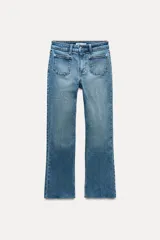 Jeans de tiro alto con bolsillos de plastrón en delantero y espalda, corte mini flare y largo cropped. Cierre frontal con cremallera y botón metálico.