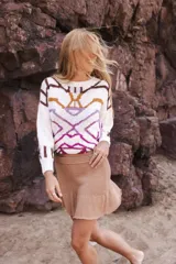 Pollera corta tejida color camel, de punto liso, con cintura alta y ruedo con volado.