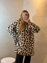 Canguro oversize con capucha, de tela suave con estampado animal print en tonos azul, negro y blanco.