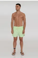 Short de baño celeste con cintura elástica y cordón ajustable.