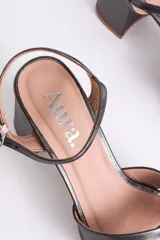 Sandalias negras de cuero sintético con plataforma y tacón cuadrado. Presentan tiras cruzadas en el empeine y pulsera con hebilla al tobillo.