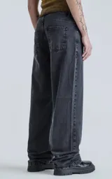 Pantalón de denim negro con calce wide leg y cinco bolsillos.