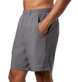 Short de baño negro Columbia Backcast III con tecnología Omni-Shade™ UPF 50, de secado rápido, con cintura elástica ajustable con cordón, bolsillos laterales de malla, bolsillo trasero con cremallera y forro interior de malla.