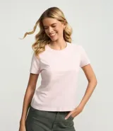 Remera celeste de media malla con cuello redondo y mangas cortas.