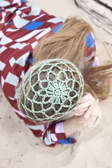 Gorro de crochet color verde agua, tejido a mano con diseño calado.