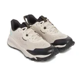 Championes de trail running Under Armour Charged Maven Trail, color beige con detalles en negro y celeste. Presentan capellada de malla transpirable, entresuela Charged Cushioning para mayor amortiguación y suela de goma con diseño de tacos para mejor tracción en terrenos irregulares.