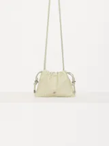 Mini bolso tipo bombonera color verde claro con textura y cordón ajustable.