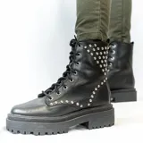 Bota de cuero negra con caña media, cordones y plataforma track. Presenta apliques de tachas plateadas en el lateral exterior.