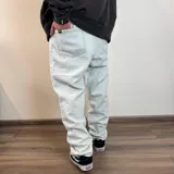 Pantalón de jean gris oscuro, corte mom, de tiro alto y pierna recta.