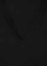 Remera negra de manga corta con cuello en V y corte recto.