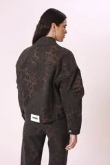 Campera de jean con estampado animal print en tonos marrones y negros.