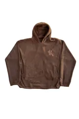 Hoodie marrón de polar con capucha, mangas largas y bolsillos laterales. Tiene un logo bordado en el pecho.