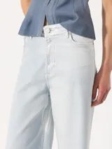 Pantalón de jean celeste claro, de corte ancho y tiro alto.