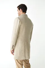 Abrigo masculino Don Baez confeccionado en lana sin teñir, con cuello con solapa, manga larga y forro. Tiene bolsillos y cierre frontal con botones.