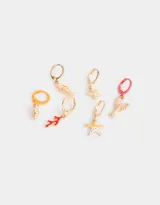 Set de seis aros dorados con forma de argolla, cada uno con un dije diferente con motivos marinos: esqueleto de pez, langosta, estrella de mar, coral, caracol y estrella de mar con detalles blancos.