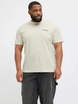 Remera color crema de manga corta con cuello redondo y corte holgado. Estampa en la espalda con la frase "Atelier Originals International Crafted Aesthetics Daily Basics".