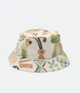 Sombrero tipo bucket de algodón con estampado de figuras abstractas y animales en tonos pastel.