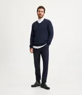 Suéter azul marino de tejido de punto liso, con cuello V y mangas largas.
