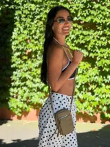 Bandolera compacta de símil cuero color rojo, con correa regulable y desmontable. Posee apertura superior, bolsillo frontal con cierre y bolsillo trasero abierto.