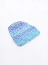 Gorro de lana tejido a punto, con degradé de colores azul, celeste y verde.