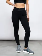 Calza deportiva negra con cintura alta con el logo de Umbro en gris.