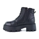 Bota de caña media color negro, con cordones y cierre lateral. Tiene plataforma con suela track.