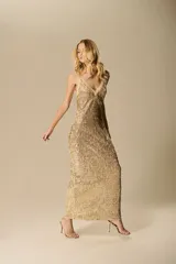 Vestido largo dorado de fiesta, con escote en V y breteles finos.