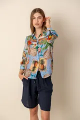 Camisa celeste con estampado de motivos tropicales, de corte clásico y manga larga.