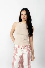 Musculosa color beige con cuello redondo y logo bordado en el pecho.