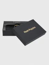 Billetera negra de cuero con cierre de cremallera y hebilla dorada.