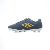 Championes de fútbol Umbro Neo Striker negros con logo blanco.