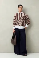 Sweater de punto liviano con estampado animal print estilizado en tonos neutros. De silueta relajada y tejido suave al tacto.