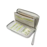 Billetera larga negra con cierre perimetral y placa metálica con logo. Posee múltiples compartimentos internos para tarjetas y documentos, además de un bolsillo con cierre interior. Incluye correa de mano desmontable.