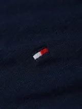 Remera azul marino de algodón con cuello redondo y logo de Tommy Hilfiger bordado en el pecho.