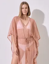 Kaftan de lurex con escote en V, mangas cortas amplias y cintura ajustable con jareta interna.