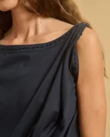 Vestido largo color borgoña, de corte amplio y sin mangas.