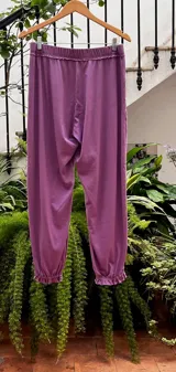 Pantalón tipo babucha color beige, con cintura elastizada, bolsillos delanteros y puños elastizados.