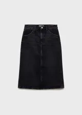 Falda midi de jean negro con cintura alta, presillas para cinturón, cierre frontal con cremallera y botón, cinco bolsillos y corte recto.