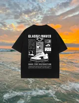 Remerón negro con estampado de una zapatilla y texto en blanco.