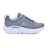 Championes deportivos Skechers Go Run Lite color gris con detalles celestes. Capellada de malla reciclada, cordones de poliéster reciclado, plantilla Air-Cooled Goga Mat, entresuela Ultra Go y suela de tracción flexible.