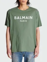 Remera verde militar de algodón orgánico con estampa frontal blanca con el logo de Balmain y la inscripción 'Paris'.