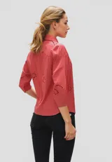 Camisa celeste con broderie, de corte holgado, con botones y cuello camisero, y mangas 3/4.