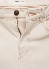 Pantalón de jean color crudo, de corte recto, tiro alto y cinco bolsillos.