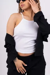 Musculosa marrón de breteles finos y corte ajustado.