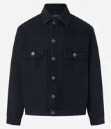 Campera trucker masculina de jeans negro, con cuello inglés, manga larga ajustada, cierre abotonado, bolsillos delanteros y sin estampa.