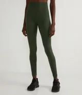 Calza deportiva larga color verde militar, de poliamida, con cintura alta acanalada y sin costuras.