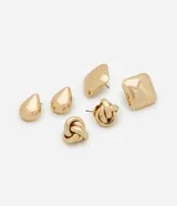 Set de tres pares de aros dorados con cierre de tornillo. Incluye un par con forma de gota, un par con forma cuadrada y un par con forma de nudo.